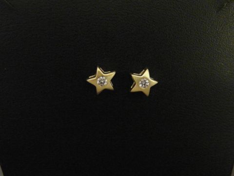 Gold Ohrstecker in Sternform, klassisch und mattiert, mit Zirkonia, hergestellt von Juwelier Harnisch, ideal für jeden Anlass und zeitlos elegant.