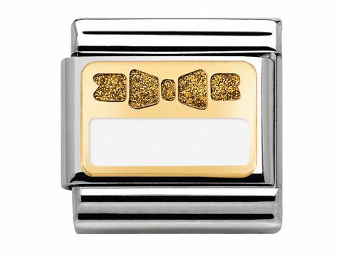 Schmuckstück von Nomination, Elegance Collection, zeigt eine goldene Schleife auf einem weißen Plättchen, umrahmt von silbernem Edelstahl, das Gold und Emaille kombiniert.