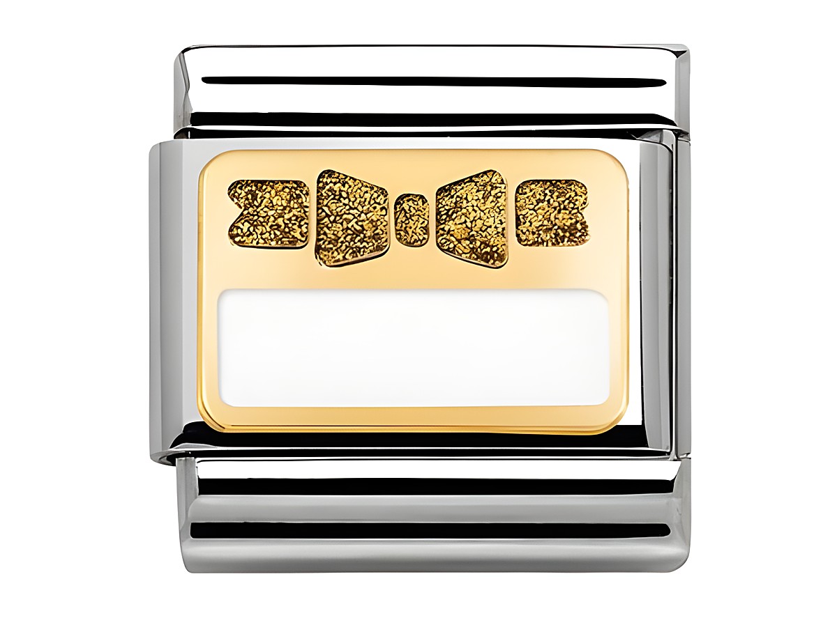 Schmuckstück von Nomination, Elegance Collection, zeigt eine goldene Schleife auf einem weißen Plättchen, umrahmt von silbernem Edelstahl, das Gold und Emaille kombiniert.