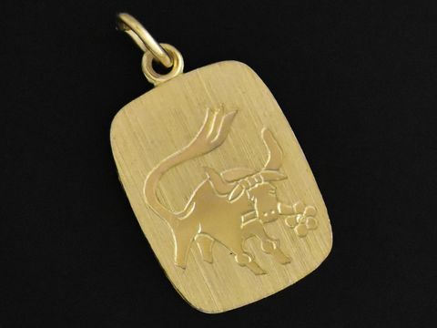 Gold 333 Sternzeichen Anhänger quadratisch Stier mit einem stilisierten Stiermotiv. Hergestellt von Juwelier Harnisch, ideal für Sternzeichenliebhaber und Schmuckenthusiasten.