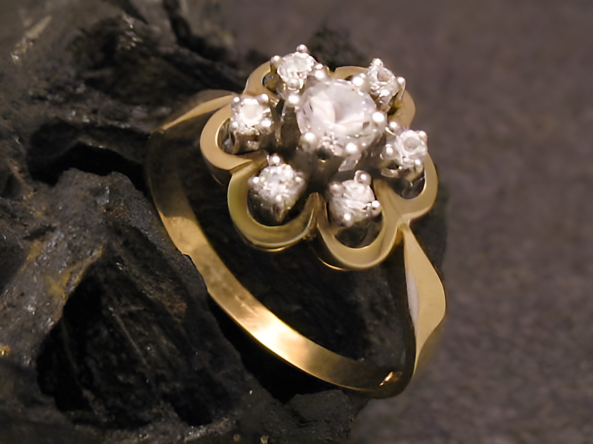 Goldring mit Blume aus Gold 585, besetzt mit Zirkonia, Größe 55, Hersteller Juwelier Harnisch, bis Größe 56/18. Elegantes und zeitloses Schmuckstück.