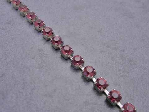 Zartes Strass Armband in lila, aus feinem Strassschmuck, verstellbar von 16 bis 18,5 cm, hergestellt von Juwelier Harnisch, ideal für elegante Anlässe.