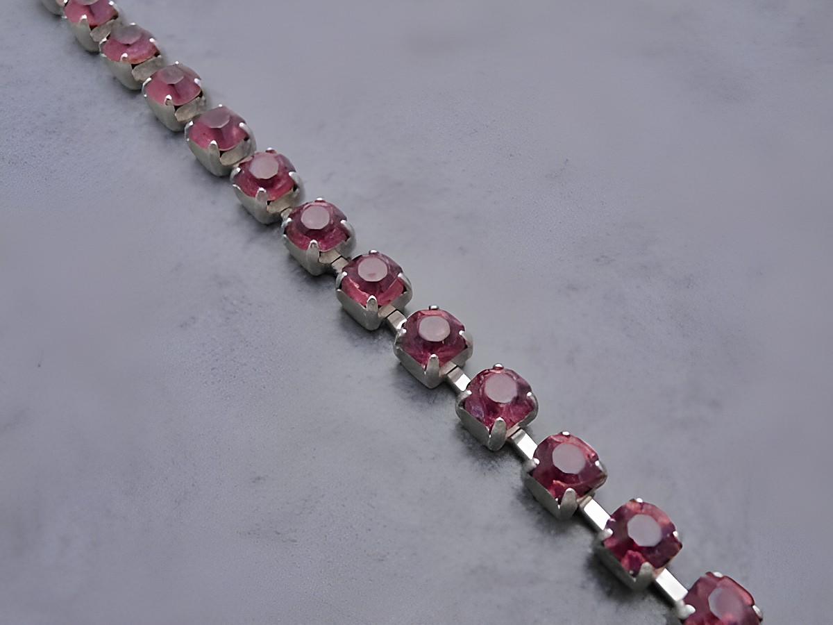 Zartes Strass Armband in lila, aus feinem Strassschmuck, verstellbar von 16 bis 18,5 cm, hergestellt von Juwelier Harnisch, ideal für elegante Anlässe.