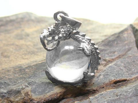 Drachen Anhänger mit Bergkristall Kugel aus Silber, gefertigt vom Juwelier Harnisch, artistisch gestaltet mit Drachenmotiv und hochwertigem Edelstein.