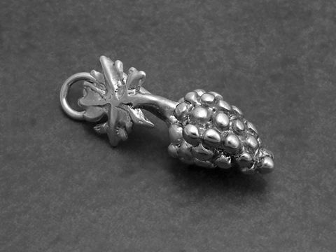 Silber Anhänger in Form einer Weintraube mit Detailansicht von Reben und Blättern, Hersteller Juwelier Harnisch, ideales Schmuckstück für Pflanzenliebhaber.