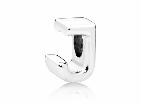 Pandora Charm in Form des Buchstabens J aus 925 Sterling Silber, glänzende Oberfläche, elegante und moderne Gestaltung, ideal für die persönliche Schmuckkollektion.