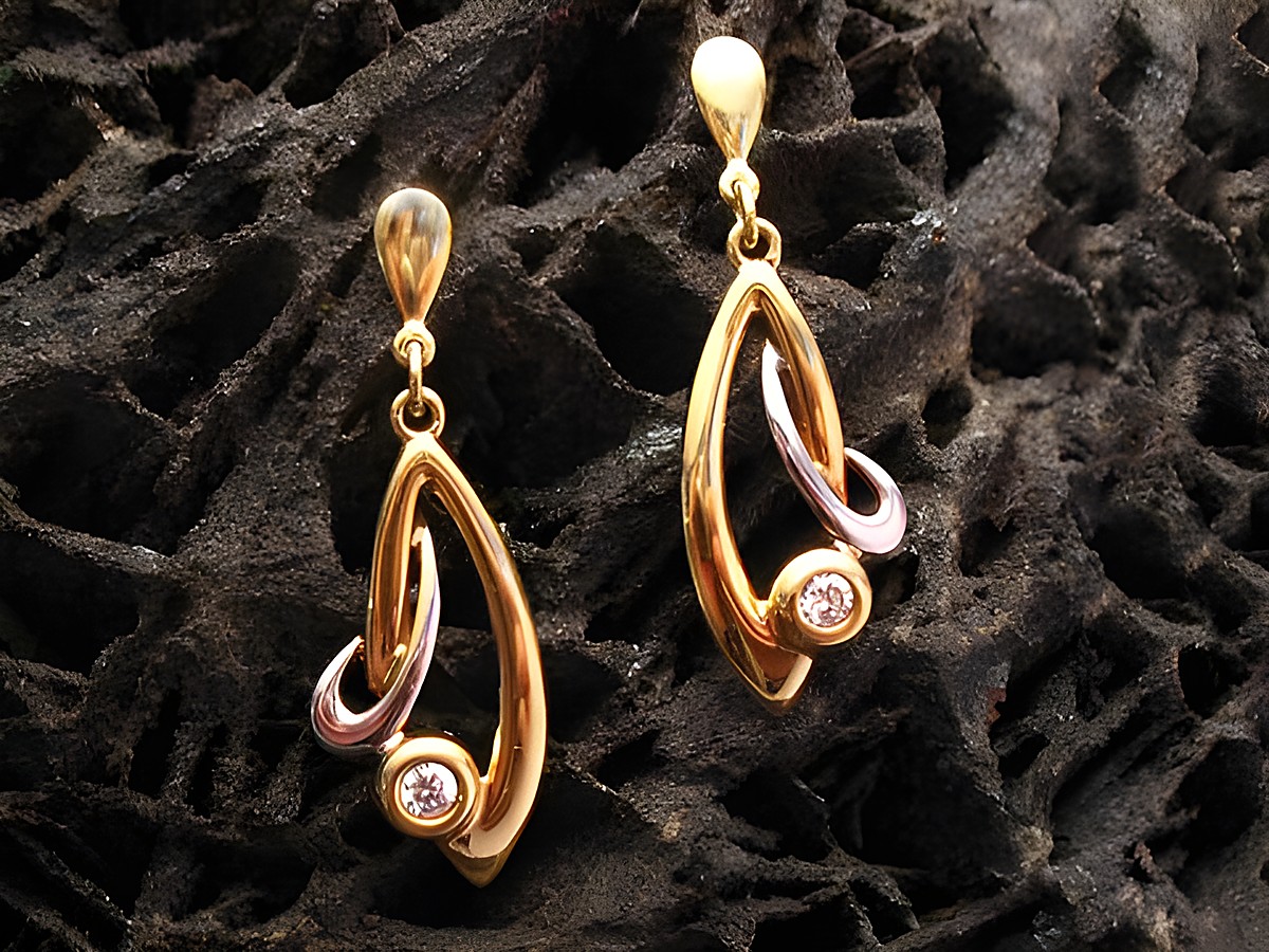Ohrringe verspielt - Gold Ohrhänger Zirkonia & bicolor, Hersteller: Juwelier Harnisch, Ohrhänger mit Stein, elegant und modern in geschwungener Form, ideal für besondere Anlässe oder den Alltag.