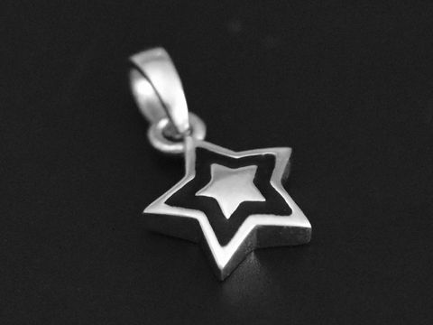 Silberner Stern-Anhänger mit niedlichem Design, rhodiniert und mit Lackdetails, hergestellt von Juwelier Harnisch, inspiriert von Sonne, Mond und Sternen.