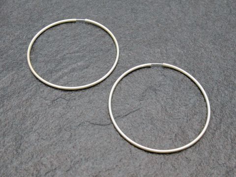 Gold Creolen 6 cm aus Gold 333 mit einem Durchmesser von über 45 mm und einer Stärke von 2 mm, ideal für eleganten Schmuck. Perfekt verarbeitet vom Juwelier Harnisch.