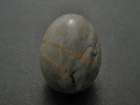 Bunt gemustertes Steinei aus Achat mit natürlichen Farbverläufen und feinen Linien, Hersteller Juwelier Harnisch, Maße 30 x 22 x 22 mm, ideal für Dekoration oder Sammlung.
