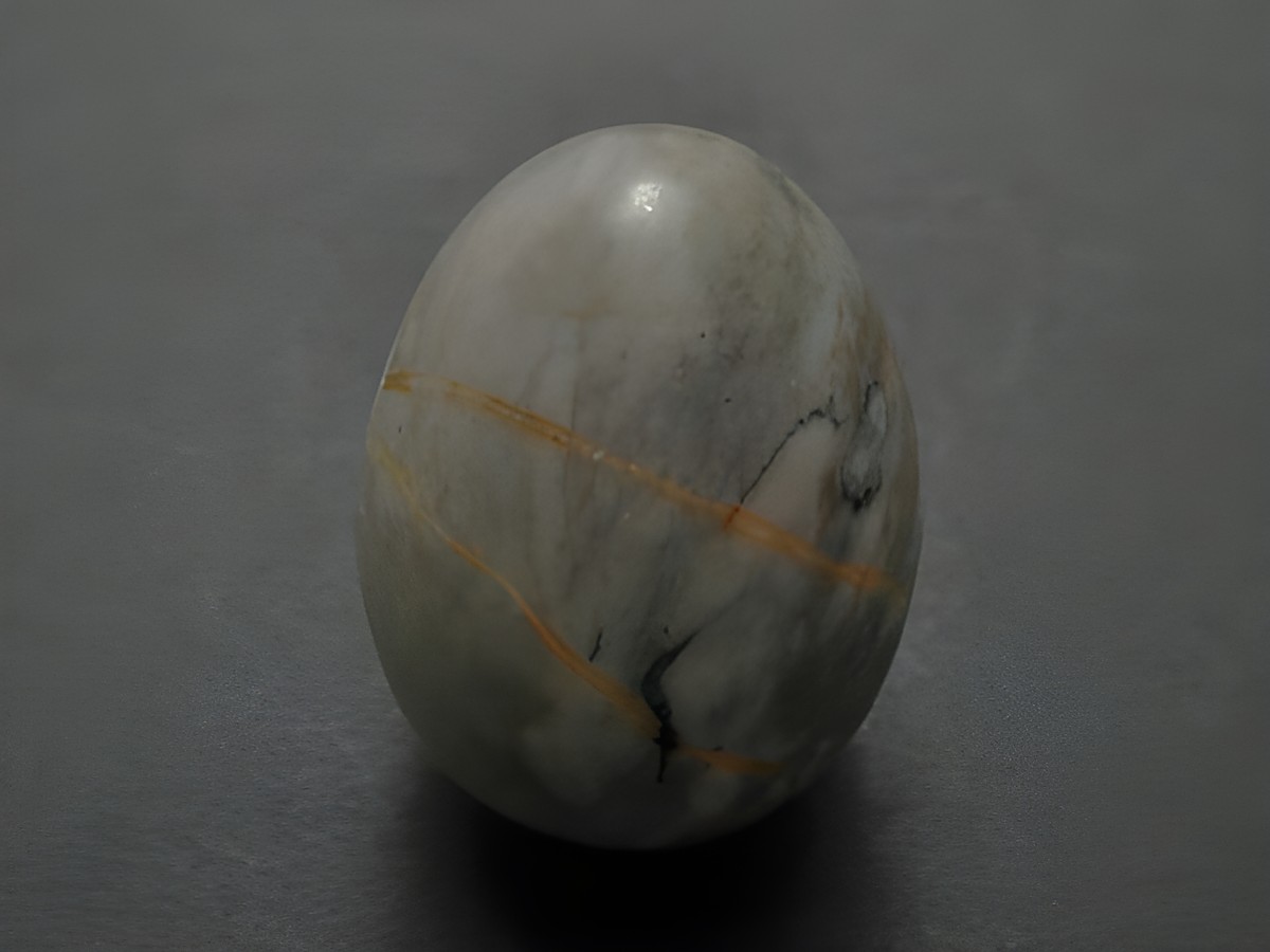 Bunt gemustertes Steinei aus Achat mit natürlichen Farbverläufen und feinen Linien, Hersteller Juwelier Harnisch, Maße 30 x 22 x 22 mm, ideal für Dekoration oder Sammlung.