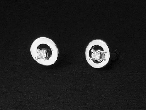Silber Ohrringe Durchlauf Kreis Ohrstecker rhodiniert mit Zirkonia von Juwelier Harnisch, elegantes Design mit funkelndem Stein im Zentrum der kreisförmigen Fassung.