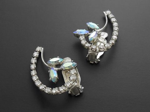 Strass Ohrclip ansehnlich in grün-weiß, verziert mit funkelnden Strasssteinen, Hersteller Juwelier Harnisch, idealer Strass Schmuck für besondere Anlässe.
