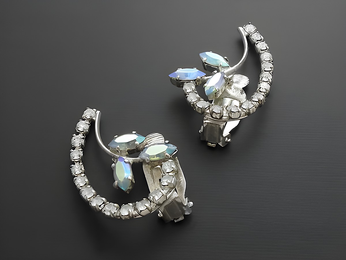 Strass Ohrclip ansehnlich in grün-weiß, verziert mit funkelnden Strasssteinen, Hersteller Juwelier Harnisch, idealer Strass Schmuck für besondere Anlässe.