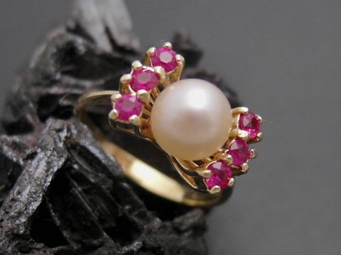 Gold Perlen Ring edel Gr. 52 6,9 mm Zuchtperle mit synthetischem Rubin Gold 585 Hersteller Juwelier Harnisch bis Gr. 52 17. Der Ring zeigt eine zentrale Zuchtperle umgeben von roten Steinen.