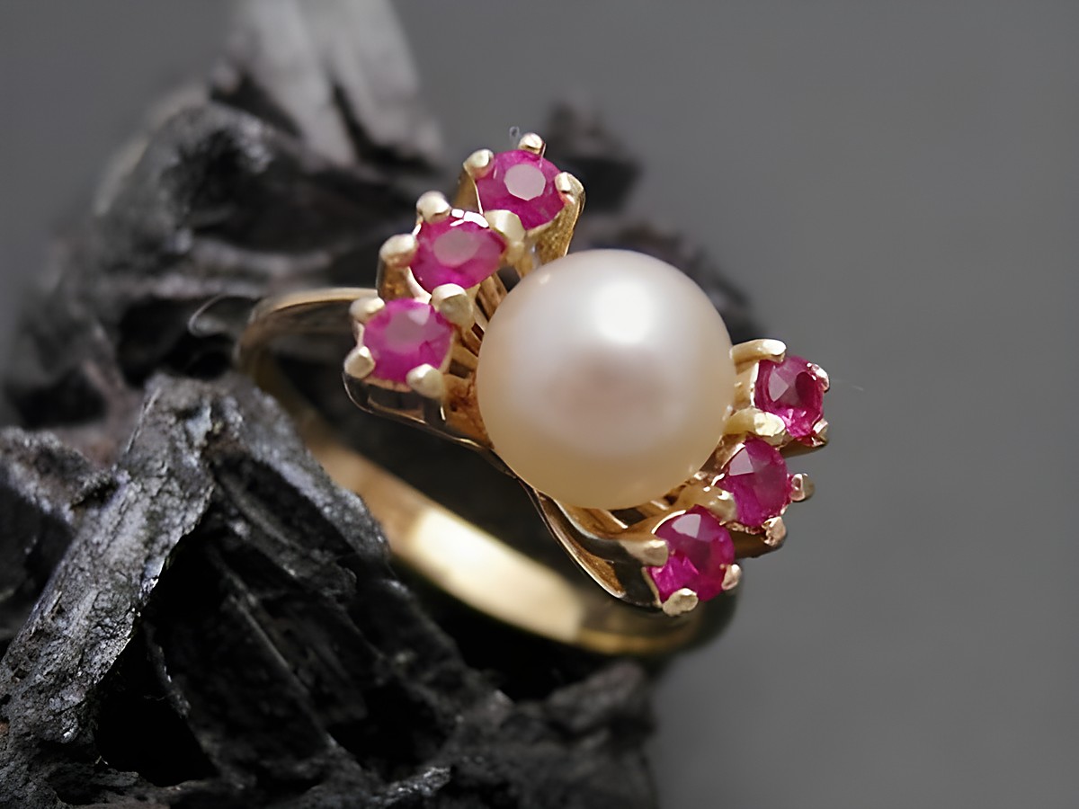 Gold Perlen Ring edel Gr. 52 6,9 mm Zuchtperle mit synthetischem Rubin Gold 585 Hersteller Juwelier Harnisch bis Gr. 52 17. Der Ring zeigt eine zentrale Zuchtperle umgeben von roten Steinen.