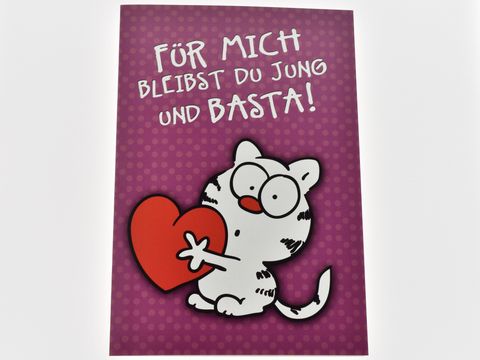 Geburtstagskarte mit einer niedlichen Katze, die ein rotes Herz hält. Der Hintergrund ist lila mit Punkten. Der Text sagt, dass die Person jung bleibt. Hersteller: Juwelier Harnisch.