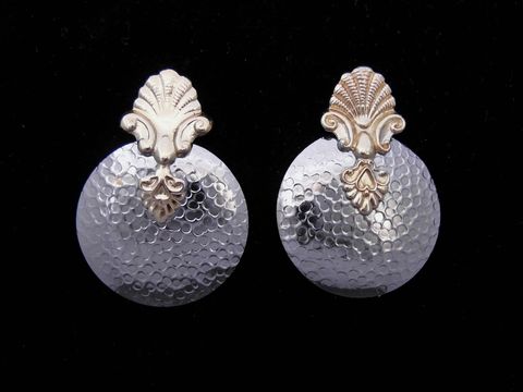 Kreisförmige Ohrringe aus silberfarbenem Modeschmuck mit einem goldfarbenen vintage Design, Hersteller: Juwelier Harnisch, inklusive Ear Cuffs.