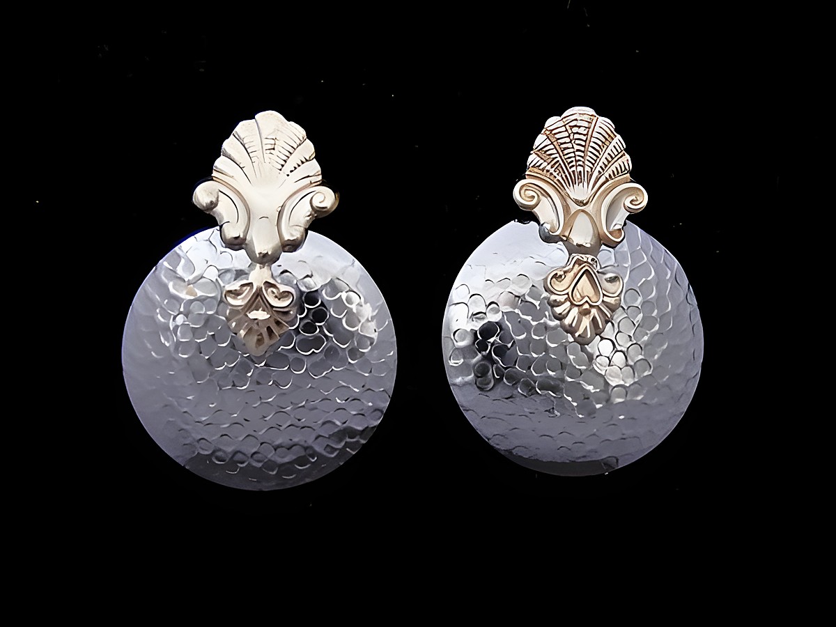 Kreisförmige Ohrringe aus silberfarbenem Modeschmuck mit einem goldfarbenen vintage Design, Hersteller: Juwelier Harnisch, inklusive Ear Cuffs.