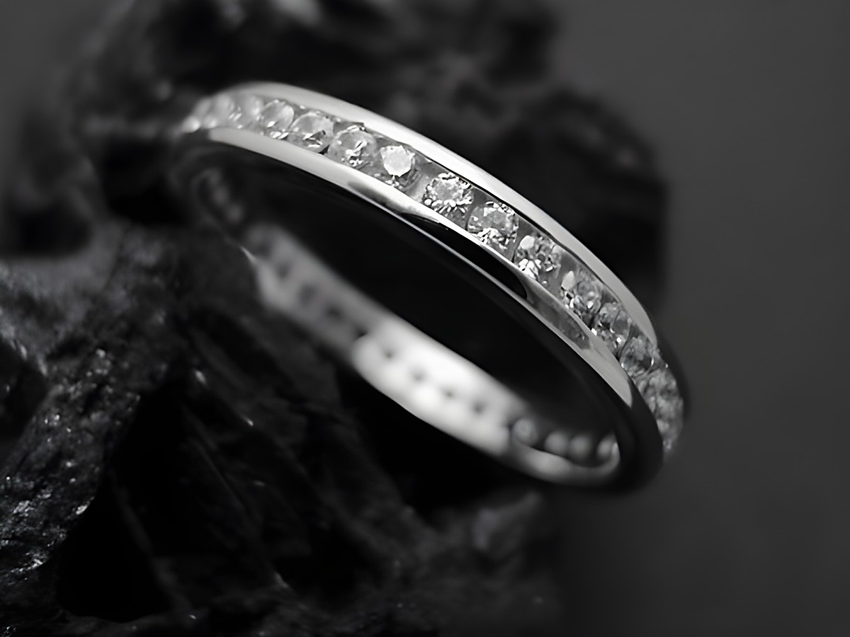 Silberring Memory Ring 3 mm mit weißen Zirkonia aus rhodiniertem Sterling Silber in Größe 54. Schlichtes Design, ideal als Schmuckstück oder für besondere Anlässe.