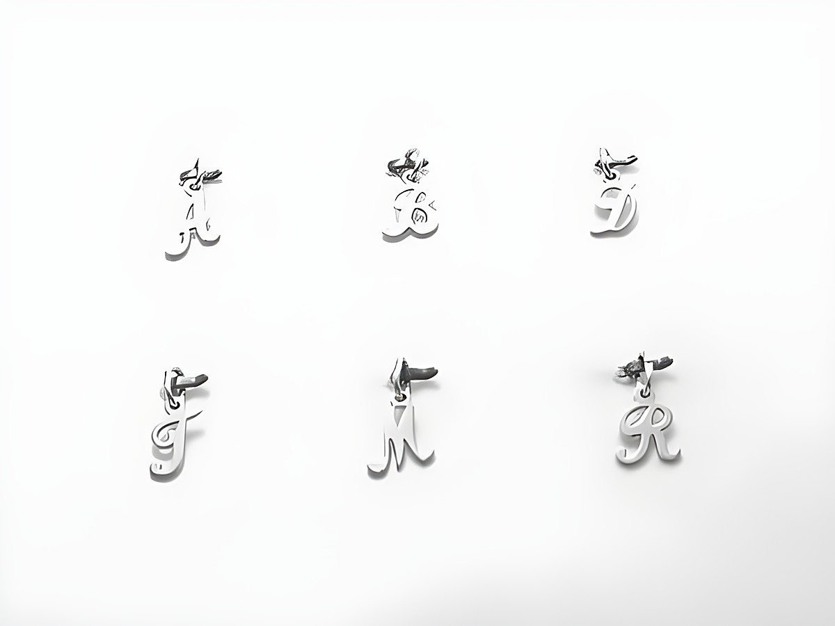 925 Silber Buchstaben Anhänger in Schreibschrift des Herstellers Juwelier Harnisch, im Vordergrund der Buchstabe I, umgeben von weiteren Buchstabenanhängern.