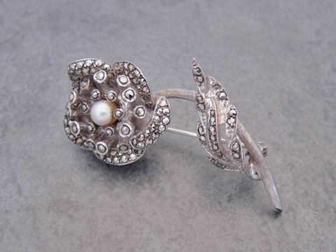 Silber Brosche in Form einer romantischen Rose mit Zuchtperle und Markasit, Hersteller Juwelier Harnisch, ideal für elegante Papeterie und Schmuckliebhaber.