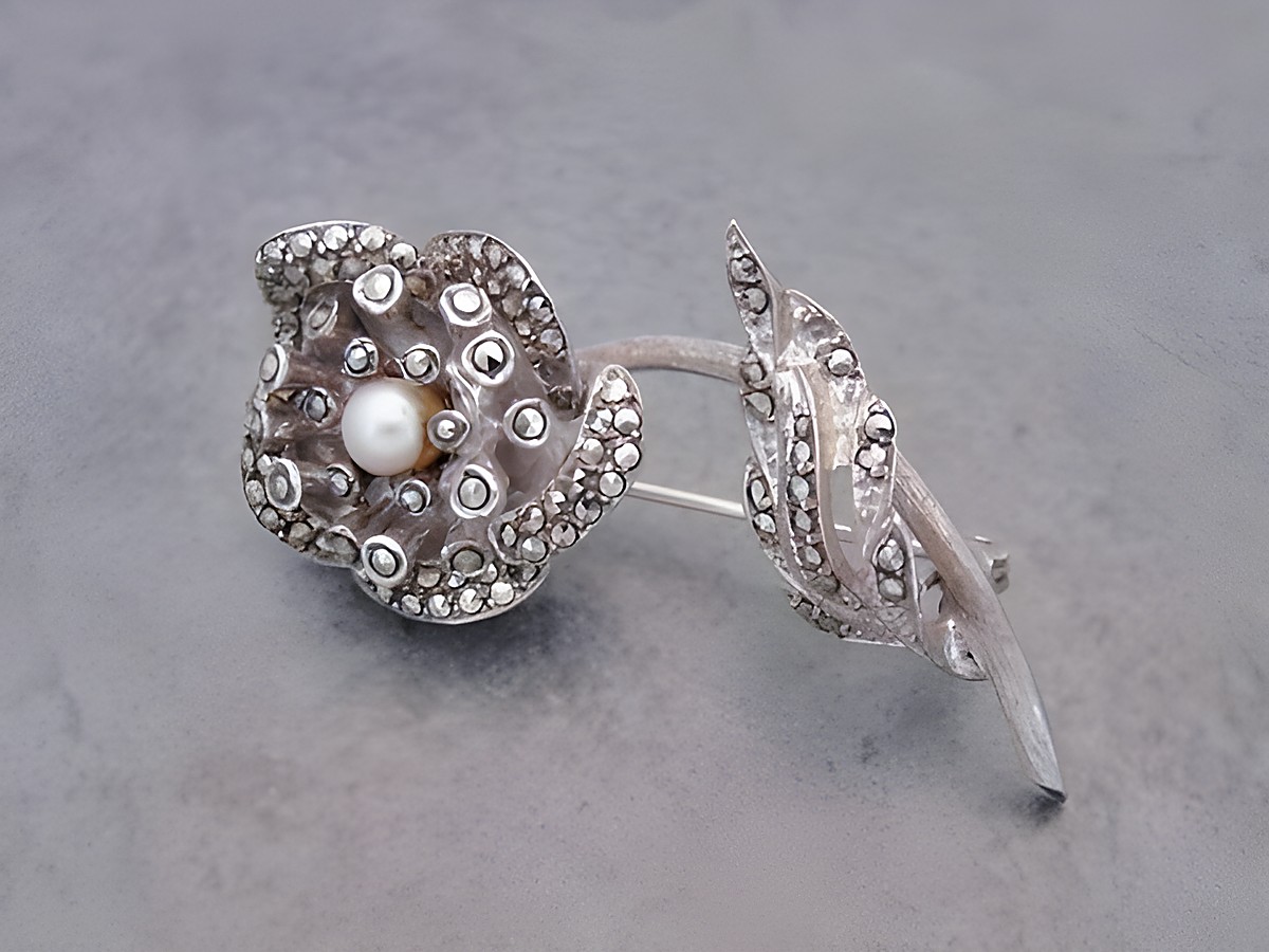 Silber Brosche in Form einer romantischen Rose mit Zuchtperle und Markasit, Hersteller Juwelier Harnisch, ideal für elegante Papeterie und Schmuckliebhaber.