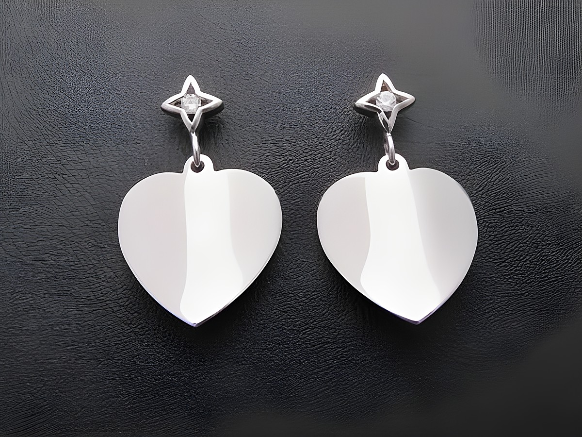 Silber Ohrstecker mit großen Herzen aus Zirkonia in weiss, faszinierend gestaltet, Hersteller: Juwelier Harnisch. Elegante Ohrringe für besonderen Anlass.