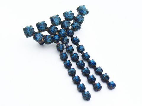 Blaue Strass Brosche im sexy City Look mit funkelnden blauen Steinen und eleganter Form, Hersteller Juwelier Harnisch, ideal für stilvolle Akzente.