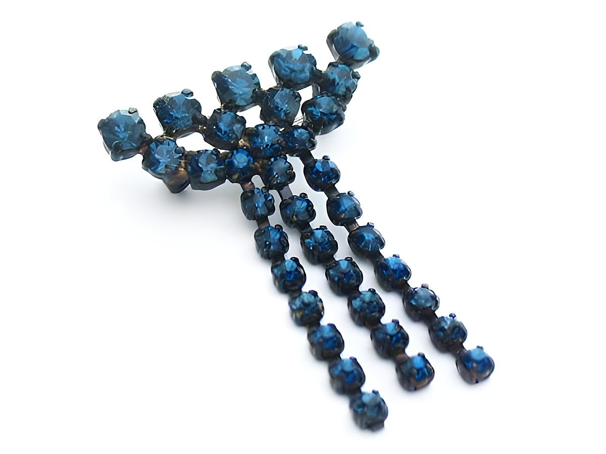 Blaue Strass Brosche im sexy City Look mit funkelnden blauen Steinen und eleganter Form, Hersteller Juwelier Harnisch, ideal für stilvolle Akzente.