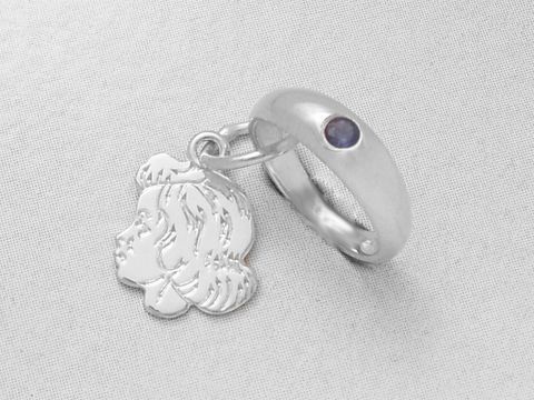 Taufring aus Sterling Silber mit einem Anhänger in Form eines Mädchengesichts und einem blauen Safir, Hersteller Juwelier Harnisch, inklusive individueller Gravur.