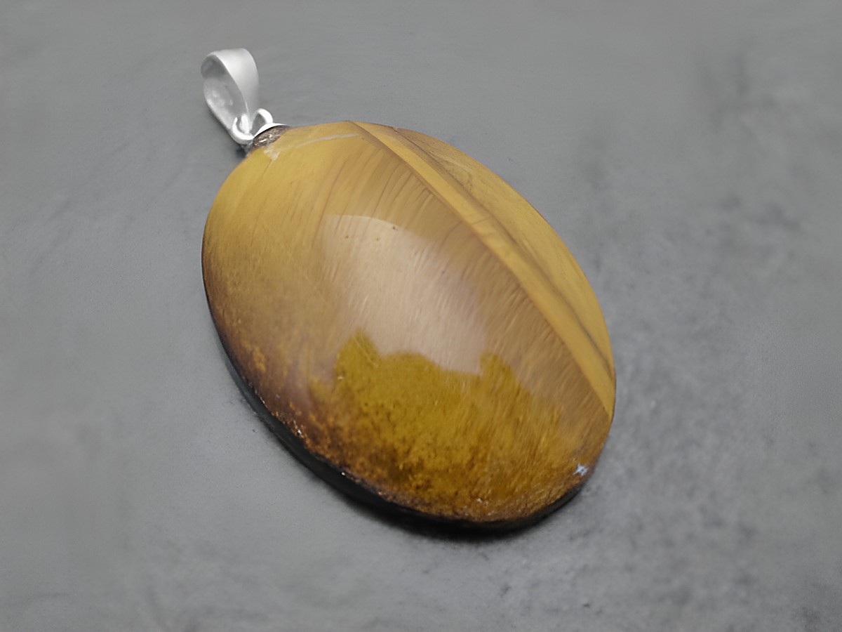Ovaler silberner Anhänger in schlichtem eleganten Design mit einem braunen Tigerauge, Hersteller Juwelier Harnisch, Anhänger mit Edelsteinen.