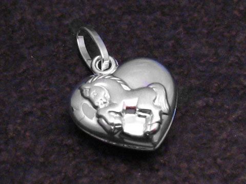 Anhänger Herz mit Pferd aus Sterling Silber von Juwelier Harnisch, süßes Design mit detaillierter Pferdarbeit, ideal für Tierliebhaber und Schmuckfans.