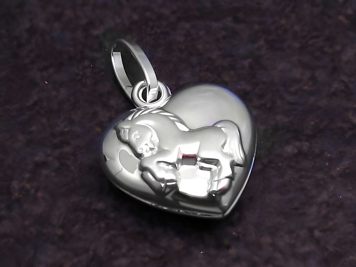 Anhänger Herz mit Pferd aus Sterling Silber von Juwelier Harnisch, süßes Design mit detaillierter Pferdarbeit, ideal für Tierliebhaber und Schmuckfans.