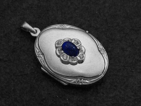 Lapislazuli blauer Medaillon Cabochon aus Sterling Silber mit Brillanten, gefertigt vom Juwelier Harnisch, elegantes Design und hochwertige Verarbeitung.