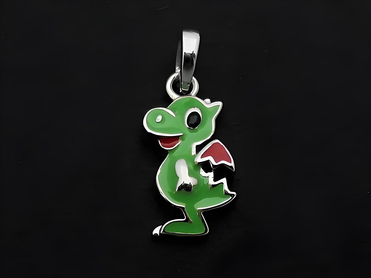 Silber Anhänger eines märchenhaften Drachen in grün mit roten Flügeln und schwarzem Lack, hergestellt von Juwelier Harnisch, ideal für Kinder.