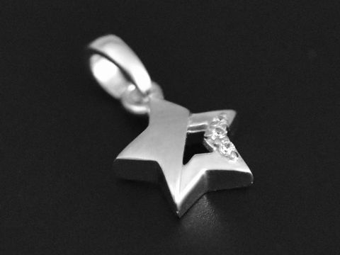 Ein funkelnder Silber Anhänger in Form eines Sterns, teilmattiert und rhodiniert, verziert mit Zirkonia, Hersteller Juwelier Harnisch, Teil der Sonne Mond Sterne Kollektion.