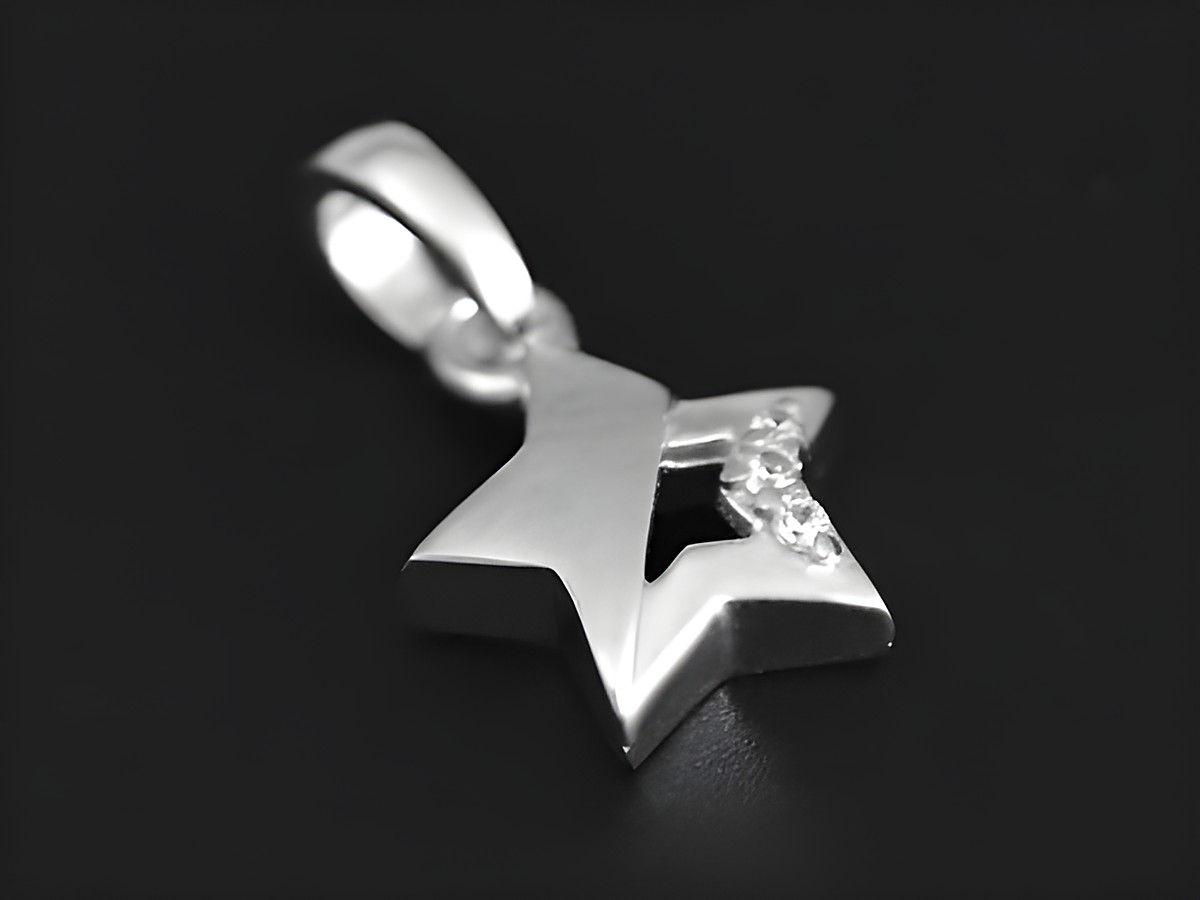Ein funkelnder Silber Anhänger in Form eines Sterns, teilmattiert und rhodiniert, verziert mit Zirkonia, Hersteller Juwelier Harnisch, Teil der Sonne Mond Sterne Kollektion.