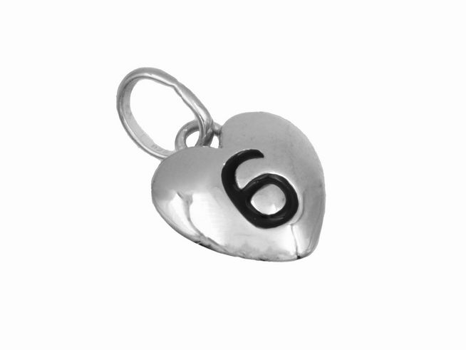 Herz Anhänger aus 925 Sterling Silber, poliert und rhodiniert, mit einer schwarzen Zahl 6 auf der Vorderseite. Ideal für individuelles Schmuckdesign. Hersteller: Juwelier Harnisch.