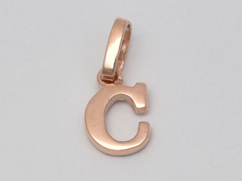 C Buchstaben Anhänger 925 Sterling Silber rosé vergoldet von Juwelier Harnisch in modernem Design für individuelle Schmuckstücke. Ideal als persönliche Geschenkidee oder zum Selbertragen.