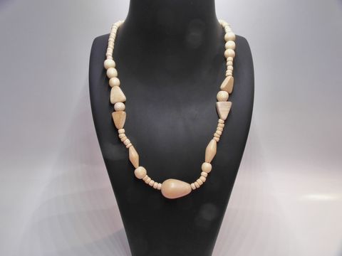 Naturbraune Holzkette in der Multiform mit einer Länge von 60 cm. Hergestellt von Juwelier Harnisch, die Kette besteht aus verschiedenen Holzperlen.