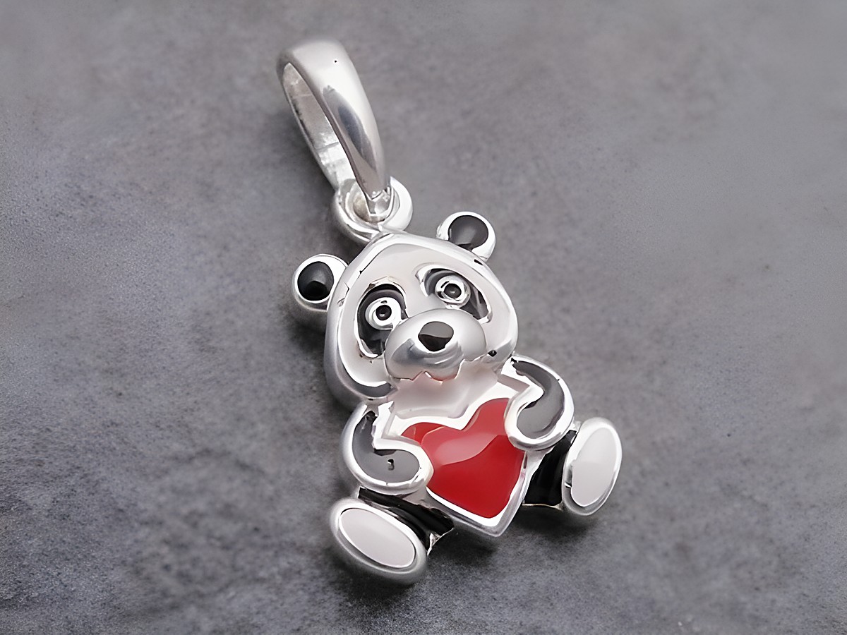 Silber Anhänger - Panda mit Herz - Lack - schwarz-weiß-rot - zum Verlieben, Hersteller: Juwelier Harnisch, stilvoller, niedlicher Panda, der ein rotes Herz hält, perfekt als Geschenk oder zum Selbsttragen.