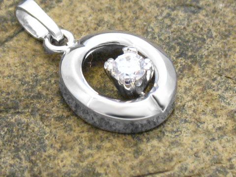 Gold Anhänger rundlich Zirkonia in Weißgold 333 vom Hersteller Juwelier Harnisch mit funkelndem Zirkonia-Einsatz, elegantes Design für besonderen Schmuck.