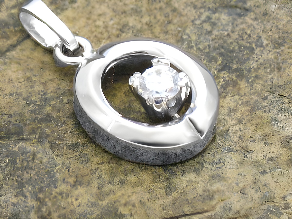 Gold Anhänger rundlich Zirkonia in Weißgold 333 vom Hersteller Juwelier Harnisch mit funkelndem Zirkonia-Einsatz, elegantes Design für besonderen Schmuck.