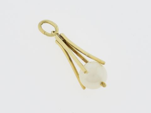 Gold Anhänger designorientiert aus 585 Gold mit einer wunderschönen Perle, Hersteller Juwelier Harnisch, elegantes Schmuckstück mit Perlenakzent.