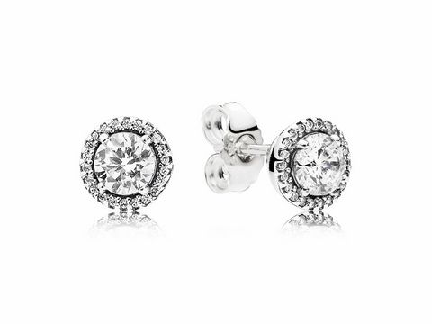 Klassische Eleganz Ohrringe von Pandora in Silber mit funkelnden Zirkonia-Steinen, die in einem kreisförmigen Design angeordnet sind und die Augen anziehen.