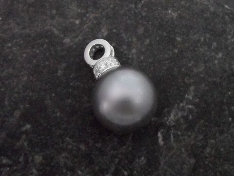 Muschelkern Perlen Anhänger mit 14 Zirkonia, hellgrau, von Juwelier Harnisch, elegante Perle, glanzvoll und zeitlos, idealer Schmuck für besondere Anlässe.