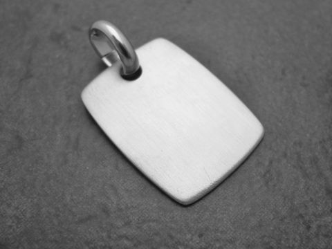 Rechteckige Gravurplatte aus mattiertem Sterling Silber, 25 mm Anhänger, schlichtes Design, Hersteller Juwelier Harnisch. Ideal zum Personalisieren oder als Geschenk.