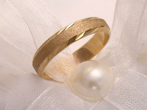 Trauring Ehering ETERNALLY aus Gold 333 in Größe 53/16,9 von Juwelier Harnisch, ebenfalls erhältlich bis Größe 54/17,2, mit elegantem Design und matter sowie glänzender Oberfläche.