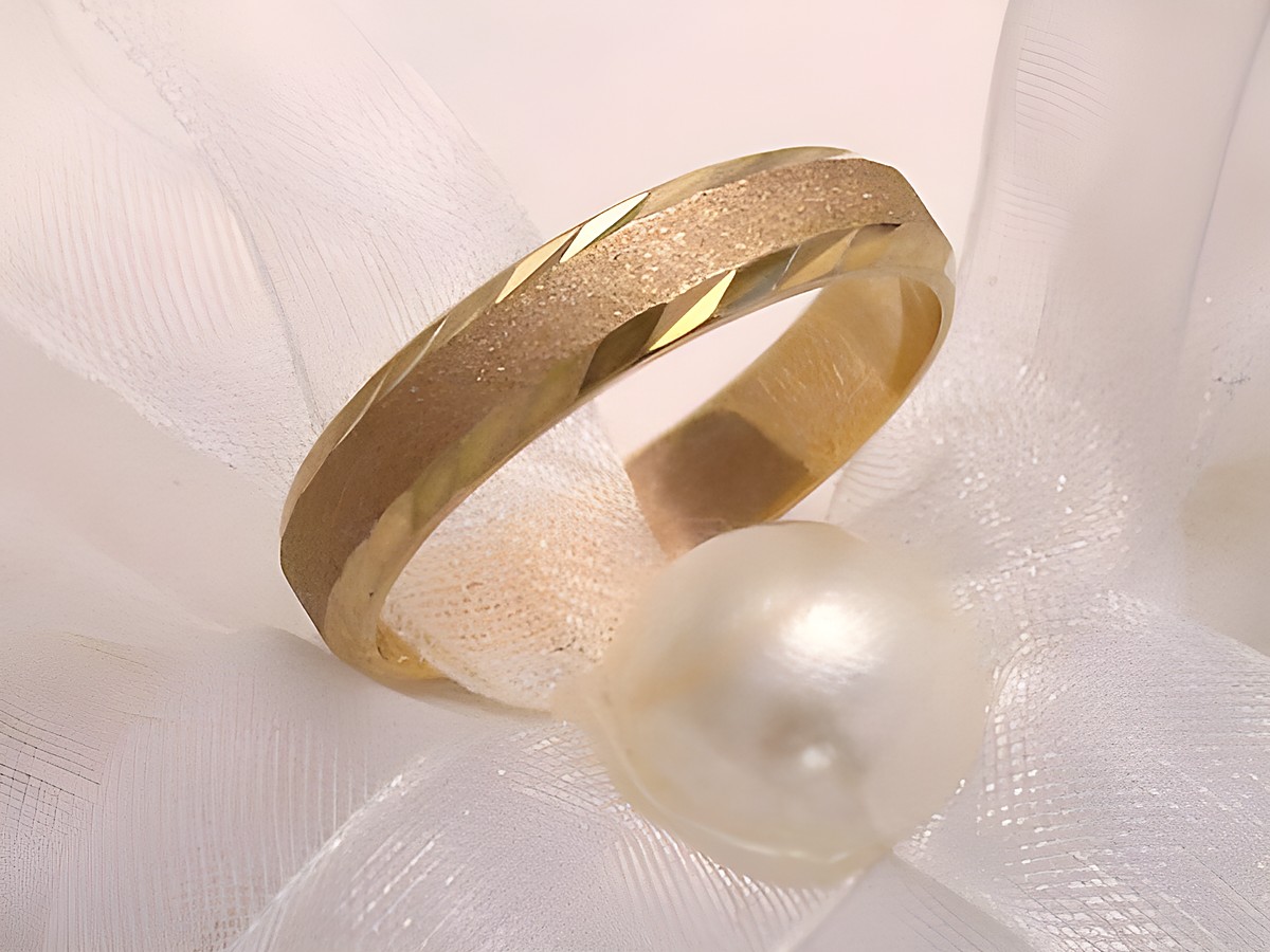 Trauring Ehering ETERNALLY aus Gold 333 in Größe 53/16,9 von Juwelier Harnisch, ebenfalls erhältlich bis Größe 54/17,2, mit elegantem Design und matter sowie glänzender Oberfläche.